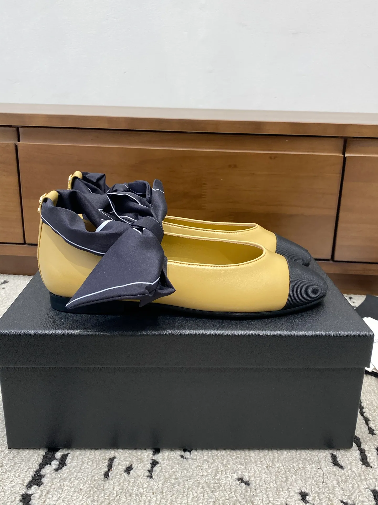 👟👟Ex-factory price 580👟👟 🍀CHANEL2026 early autumn new model, Mary Jane leather cover Chanel Xiaoxiang C home flat ribbon 🎀Comfortable ballet shoes Customized catwalk haute couture, simple yet sweet and playful Solid color fabric is refreshing and easy to wear Buckle design shoes are more heeling Upper: Customized sheepskin Inner foot pad: sheepskin Sole: Italian genuine leather sole Number of yards: 35-40 (customized 40 pieces are non-refundable)